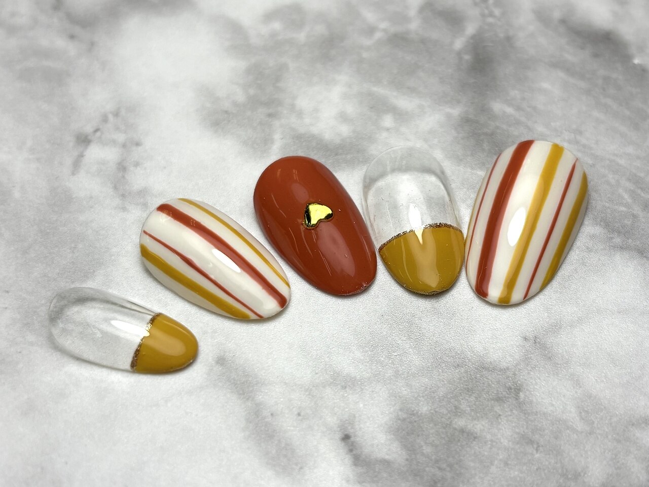 2025年-2026年冬トレンド】オレンジ ハート ハンドのネイルデザイン集