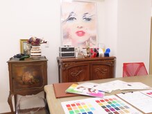 サロンドブルーム 自由が丘/広いテーブルで豊富な資料を◎