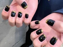 ノラ ミナミアオヤマ(NORA MINAMIAOYAMA)/黒のうねうねゴールドフレンチ