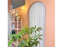 サーモンピンクの可愛い店内です♪