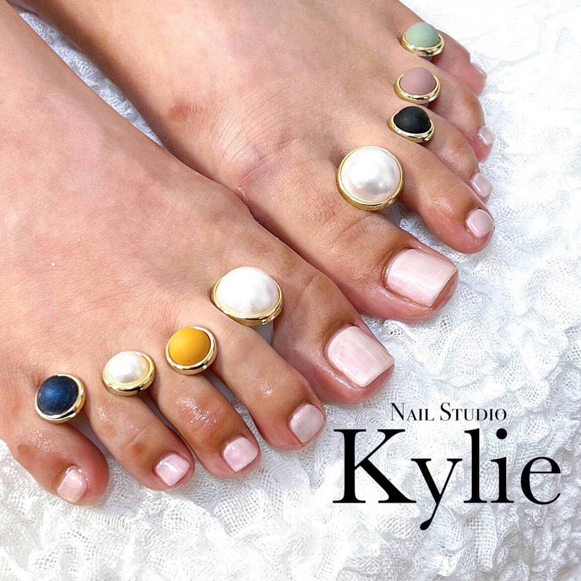 2026年冬トレンド】ホワイト ワンカラー フットのネイルデザイン集