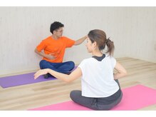 那覇カラダリンク整体/ヨガの指導風景