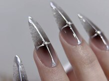 海外風の個性派デザインもお任せください。2～10本まで選べる持ち込みコースで、理想のネイルを叶えます。