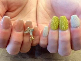 カラーニット×蝶チャーム