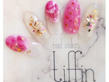 ネイルサロン ティフィン(tiffin)/ピンクとお花でガーリーに