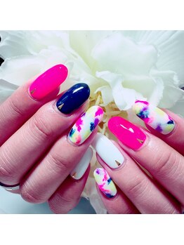 手元華やぐマーブルネイル