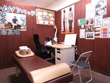 長岡名倉堂鍼灸整骨院の雰囲気（個室施術室で普段悩んでいることを先生にお話しください。）