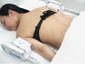 サロンドモフィ(salon de moffy)の写真/【最強脂肪冷却】女性の悩み！二の腕/ブラ背中ハミ肉/脂肪を徹底撃退！運動が苦手な方にも◎四日市/エステ