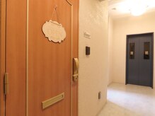 サロン ド ミコラ(salon de Micora)の雰囲気（お店の入口です♪エレベーターから直進の位置となります。）