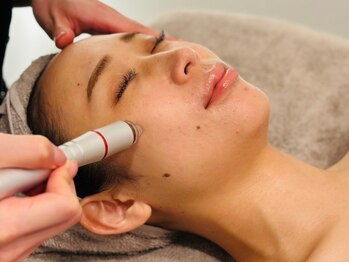 リラックスタイム 三田本店(Relax Time)の写真/毛穴の汚れと角栓をトルネード水流の美容液で洗い流して取り除きます☆（極上ハンドマッサージ付）♪