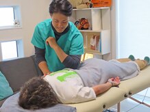 点穴は全身の施術です。頭、背中、腕足の経絡を刺激します。