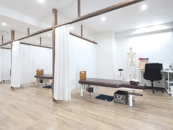 了鍼灸整骨院/施術ベッド4台、広い空間