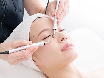 エヴァーグレース 北千住店/目元ケア>肌活性の微弱電流