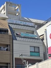 めい鍼灸院/外観　水色の看板