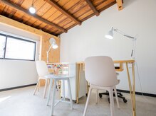 スタイリッシュながら温もりも感じるサロン内♪