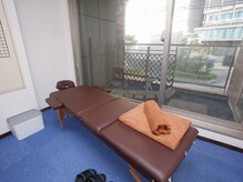 ニューステップ(New step)の雰囲気(光の入るお部屋でゆったりと施術を受けて頂けます!肩コリ/腰痛)