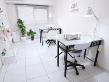 クムネイル(Qmu nail)の雰囲気（白を基調とした落ち着いた店内◎）