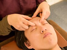 健康堂整骨院 大倉山新院/目周りのマッサージ