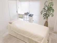 成城ビビレディの雰囲気（白を基調とした、完全予約制の施術空間）