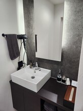 GNHボディメイクジム(GNH Body Make Gym)/洗面の鏡も広く、ドライヤー完備