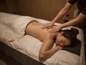 ソルナ 吉塚(SOLUNA)の写真/【完全個室×温浴マット】施術中も身体を温め血行や滞ったリンパの流れを改善し全身スッキリ！