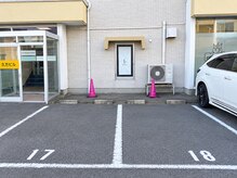 ブレア 富山店(BLEA)の雰囲気（駐車場は店舗前にございます《ピンクのコーンが当店専用です》）