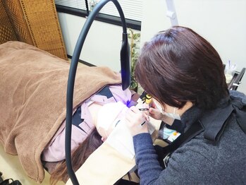 まつげエクステサロン アイズ 大宮西口店(I's)/専用のLEDライトを使って装着!