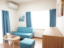 モモナ(Momona)/明るい雰囲気の待合室