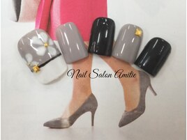 モノトーンコーデお花footネイル