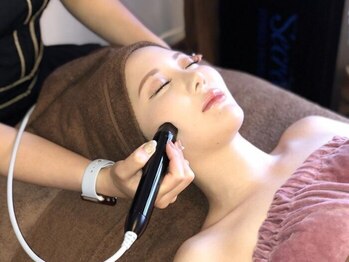 ホズリル(Hozril)の写真/ラジオ派でほぐし、EMSで引き締め≪ほうれい線/たるみ≫を改善！デコルテ付きなので肩こりもすっきり★