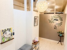 フェルナ 東新宿(FERNA)の雰囲気（入り口は明るい雰囲気になっております！）