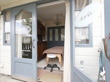 フェイシャルサロン ピーコック(Peacock)の雰囲気（小さなガーデンからは自然光が入ってきます。）