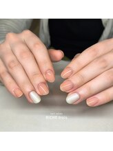 リッシュ トロワ(RICHE trois)/上品ちゅるんカラーネイル