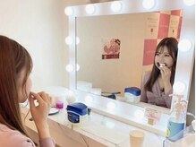 エクシアホワイトニング 西条店/4 歯の表面の水分を拭く