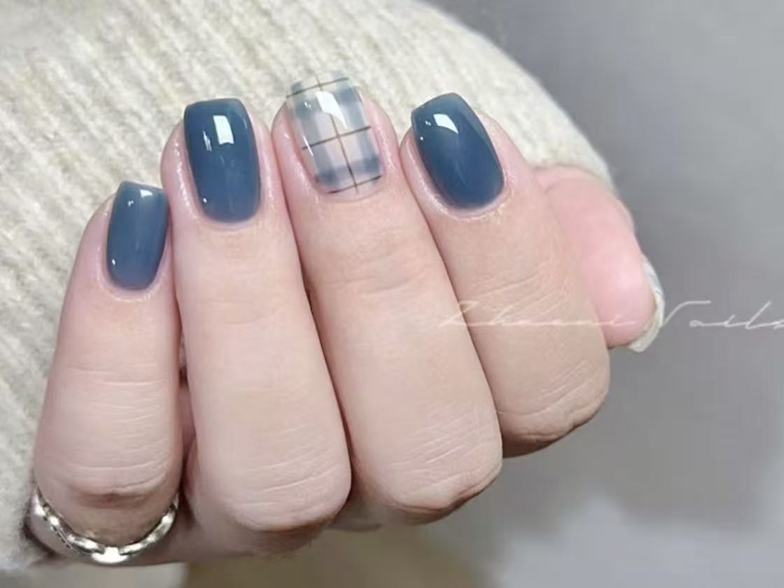 2025年-2026年冬トレンド】ブルー リボン ハンドのネイルデザイン集