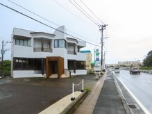 エマ(EMMA)の雰囲気（スシロー諫早店そばの国道沿い白い2階建の建物、2階になります。）