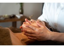 お顔のリフトアップも叶える心地よいフェイシャル施術です。