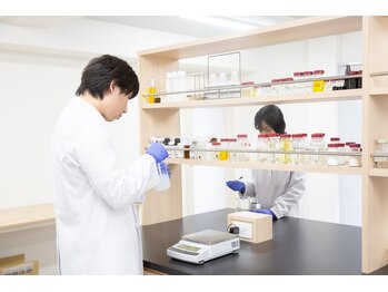 ドゥミーケア ビューティ(DoMeCare beauty)/研究室でお化粧品製造!!