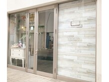 キュアバイアニーアンドジーノ(Qa by Annie&Gino)/当店入り口のご案内♪