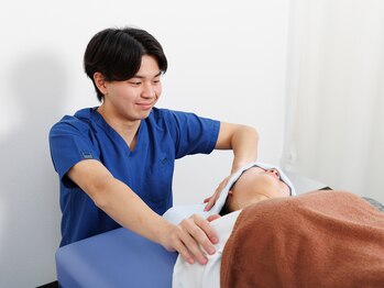 わらび 駅前整骨院/巻き肩・ストレートネック