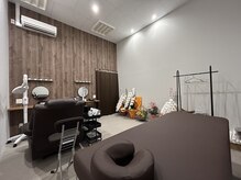 トナリ(tonari)の雰囲気（調光ライトのためお客様の好みにあった明るさで施術が可能です。）