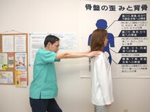 リライズ 日進長久手(ReRIZE)の雰囲気（施術の前後で姿勢のチェックも行います）