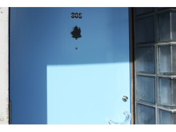 ミイン(mi-in)/3階 305室 水色の扉が目印