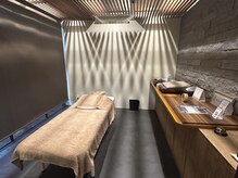 落ち着いたおしゃれな空間でリラックスして施術を受けられます