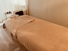 アロマ アンド ハーブス(Aroma&Herbs)の雰囲気（クライアントの寝心地を追求したフォンタナのふかふかベッド☆）