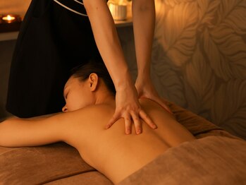 フローラ スパ(FLORA SPA)の写真/《完全個室×アロマ》ストレス・疲労・むくみをまとめてケア。深い安らぎに包まれる贅沢な時間。