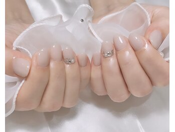 馴染みホワイトの大人ネイル