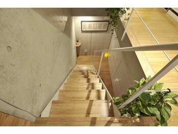 アロマアンドボディデザインサロン アースカラー 自由が丘(EARTH COLOR)/1F→地下1Fへの階段