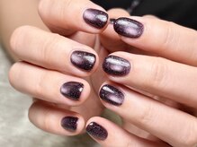 オムスビ(omusubi)の雰囲気（ショートネイルに濃いカラーマグフラッシュ！！かっこかわいい♪）