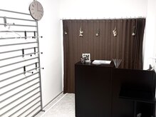 ブーケ(Bouquet)の雰囲気（受付は白×ブラウン基調で、誰でも通いやすい雰囲気◎）